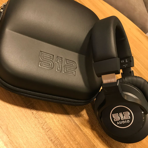 512 audio academy detalle auriculares y estuche