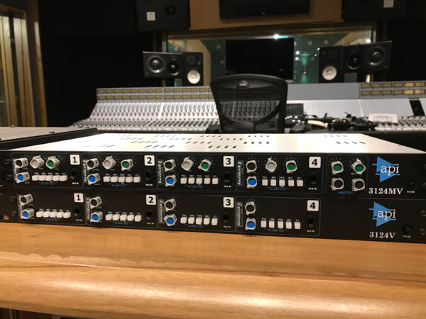 API Audio 3124 MV en estudio junto a consola