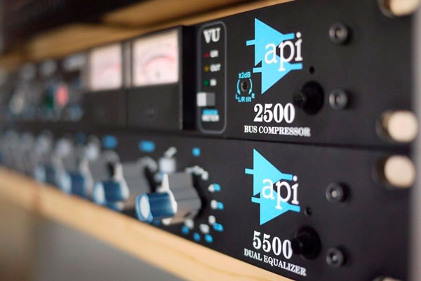 API Audio 5500 Dual Equalizer vista diagonal