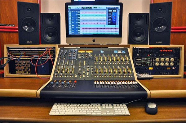 API Audio The Box II en estudio junto a monitores