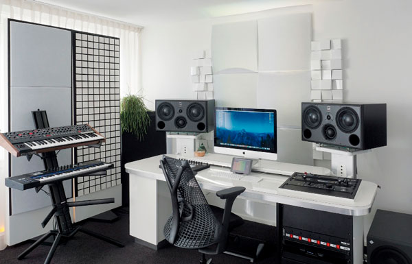 ATC Loudspeakers SCM45 PRO en estudio junto a teclado