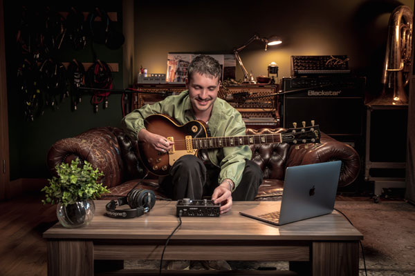 Audient ID14 Mk2 junto a guitarrista y Mac