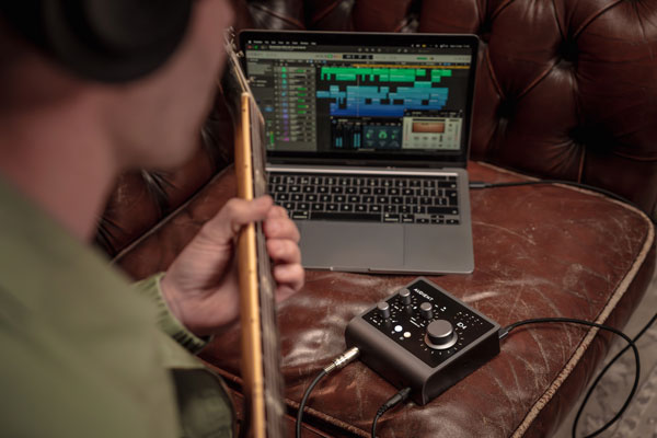 Audient ID4 mk2 junto a Mac y guitarra