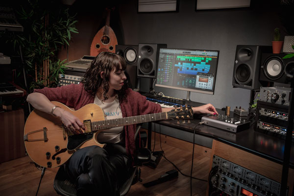 Audient ID44 junto a guitarrista y monitor