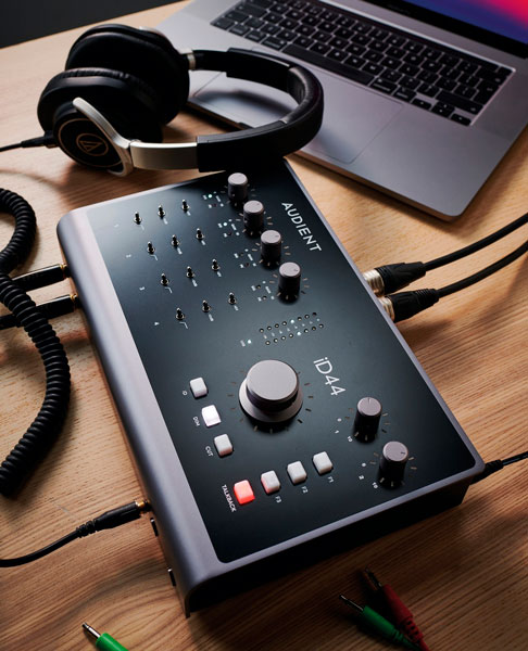 Audient ID44 mk2 junto a notebook y auriculares