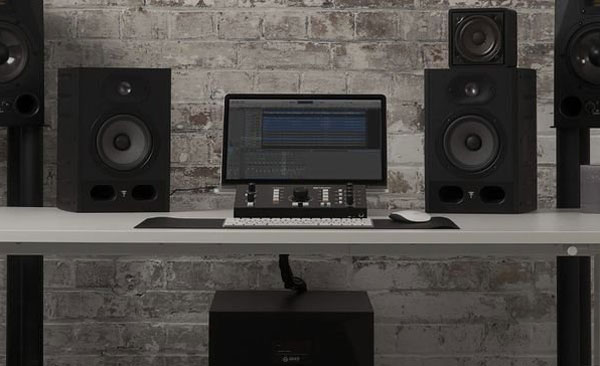 Audient Nero junto a computadora y monitores