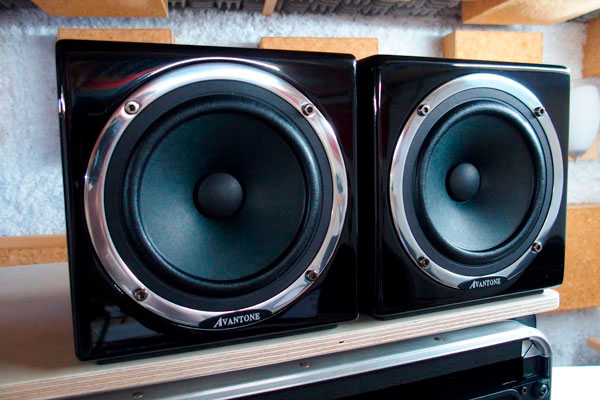Avantone Audio Active Mixcubes (Gloss Black) vista diagonal