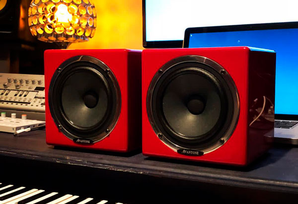 Avantone Audio Active Mixcubes (Red) sobre teclado