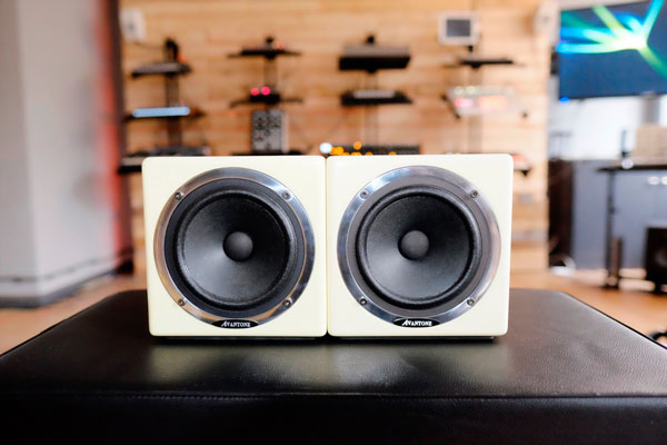 Avantone Audio Active Mixcubes (Retro Cream)