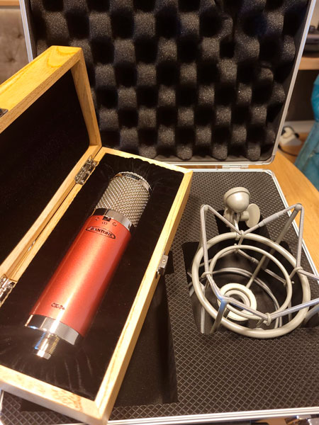 Avantone Audio CK-7 Plus junto a soporte y packaging