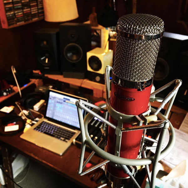 Avantone Audio CV-12 junto a monitores y computadora