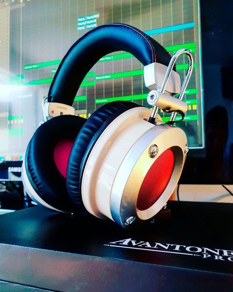Avantone Audio Mixphones MP1 apoyado sobre monitor