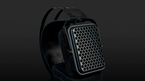 Avantone Audio Planar (Black) vista lateral diagonal sobre fondo negro