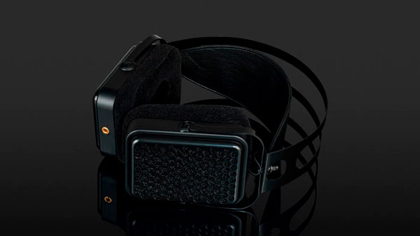 Avantone Audio Planar (Black) vista superior diagonal sobre fondo negro
