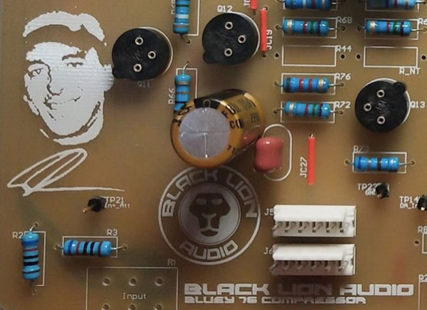 Black Lion Bluey placa en primer plano