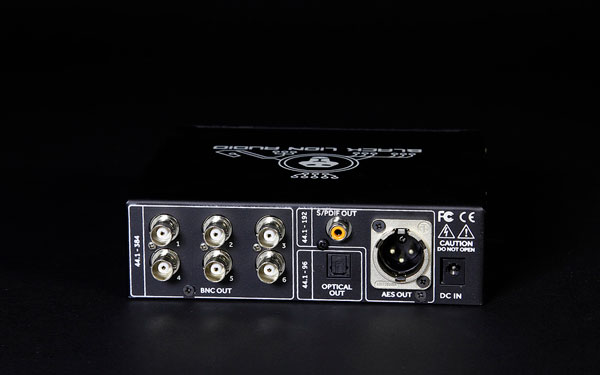 Black Lion Microclock mk3 XB sobre fondo negro