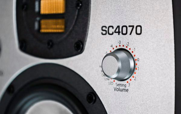 EVE Audio SC4070 detalle en primer plano knob