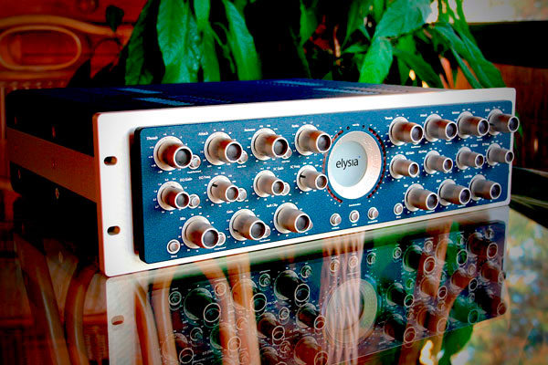 Elysia Alpha Compressor vista frontal artistica