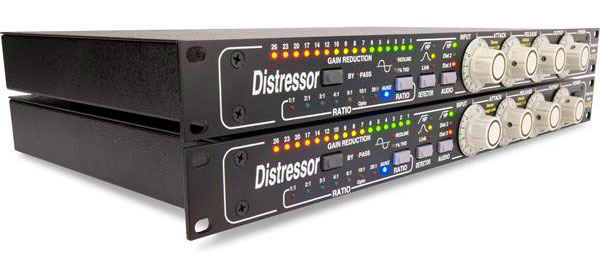 Empirical Labs EL8X-S Distressor vista diagonal derecha