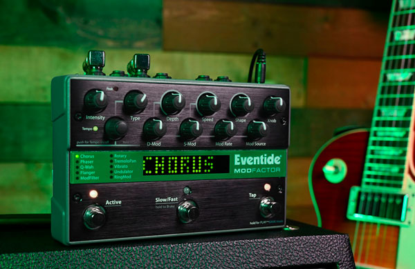 Eventide ModFactor junto a guitarra y amplificador