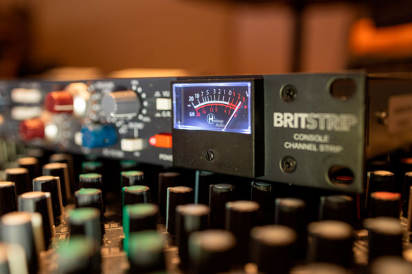 Heritage Audio BritStrip sobre consola