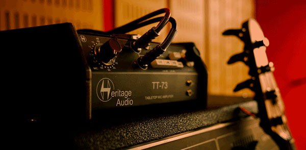 Heritage Audio TT-73 junto a amplificador y bajo