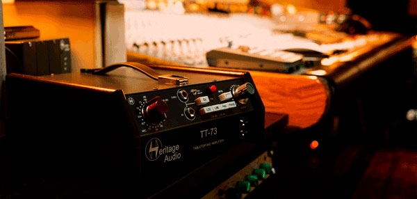 Heritage Audio TT-73 junto a consola