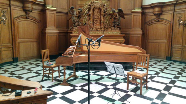 Josephson Engineering C617SET en una iglesia junto a un piano