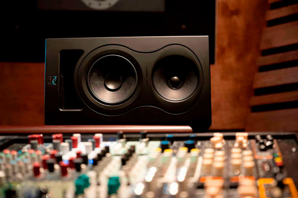 Kali Audio IN-5 sobre consola