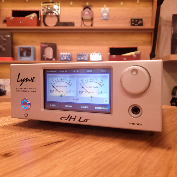 Lynx Studio Technology Hilo en primer plano, con productos de audio de fondo