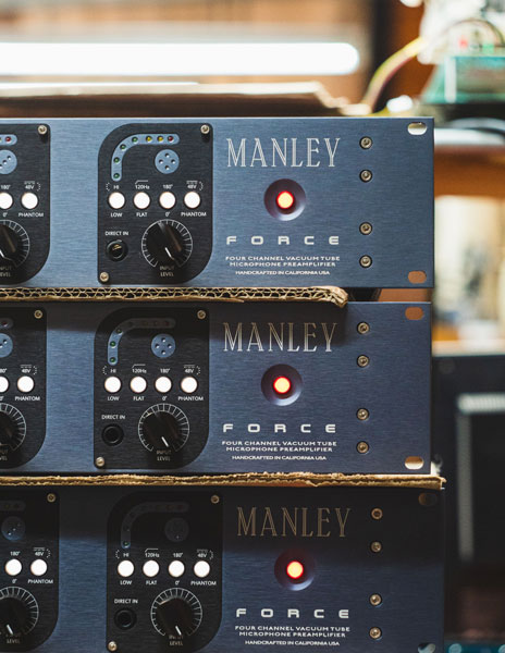 Tres Manley Labs Force apilados