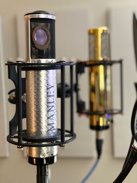 Manley Labs Reference Silver Microphone junto a Manley Labs Reference Gold Microphone