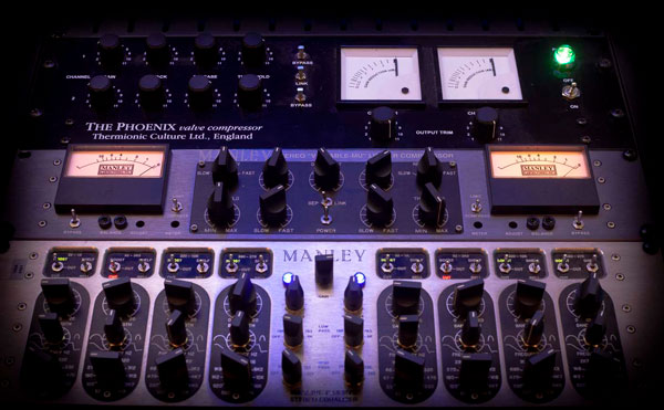 Manley Labs Variable Mu Mastering Version junto a otros equipos