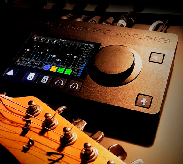 Merging Technologies Anubis Pro junto a guitarra