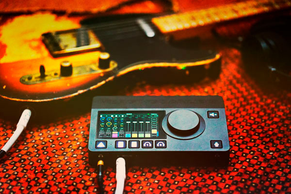 Merging Technologies Anubis Pro junto a una guitarra