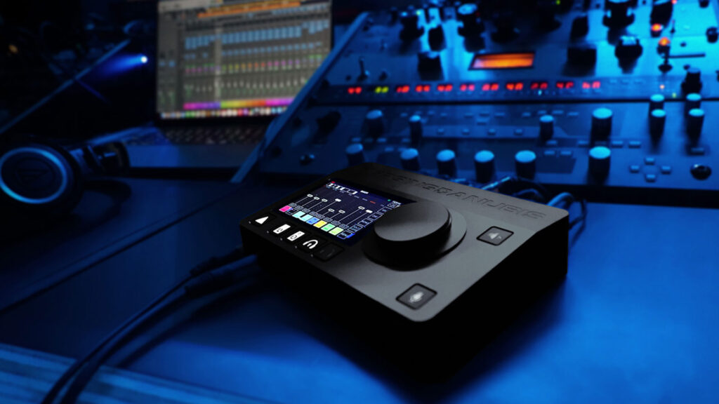 Merging Technologies Anubis Pro junto a consola