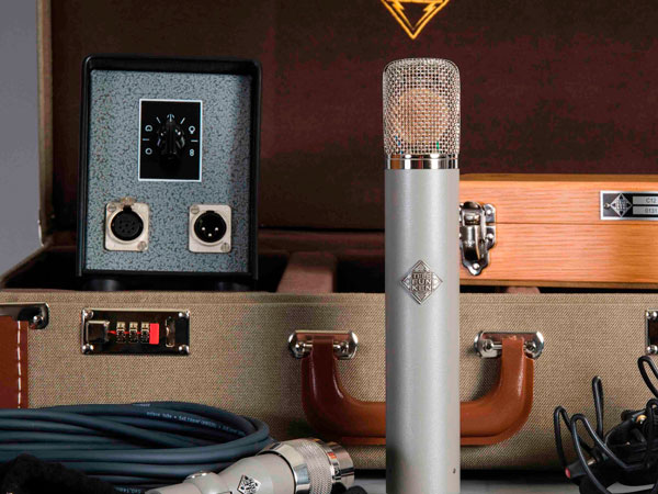 Telefunken C12 junto a packaging y componentes incluidos