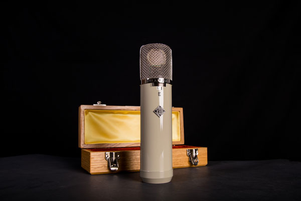 Telefunken ELAM 251E junto a packaging de madera