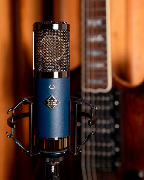 Telefunken TF11 vista frontal con guitarra detras