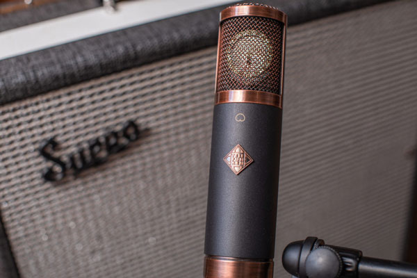 Telefunken TF29 sobre pie de microfono con amplificador de fondo