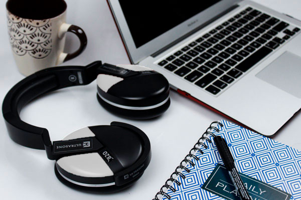 Ultrasone Performance 820 junto a mac, taza y cuaderno