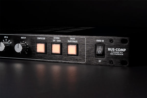 Warm Audio Bus-Compressor detalle en primer plano