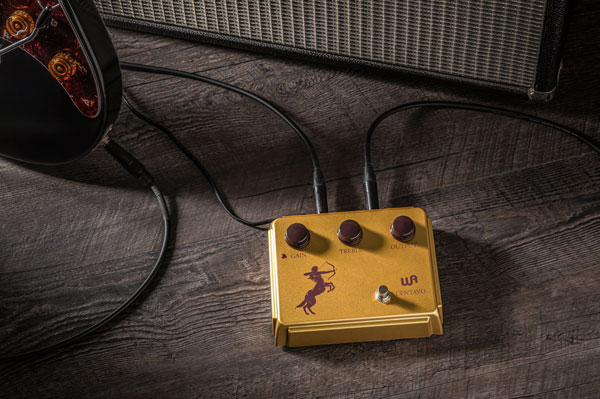 Warm Audio Centavo WA-CV junto a cables, amplificador y guitarra
