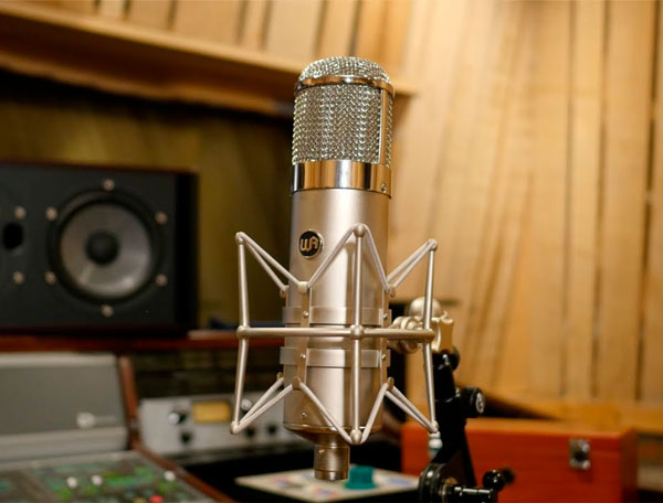 Warm Audio WA47 sobre araña en estudio de grabación