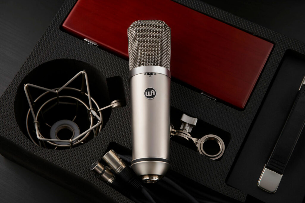 Warm Audio WA67 junto a packaging con elementos incluidos