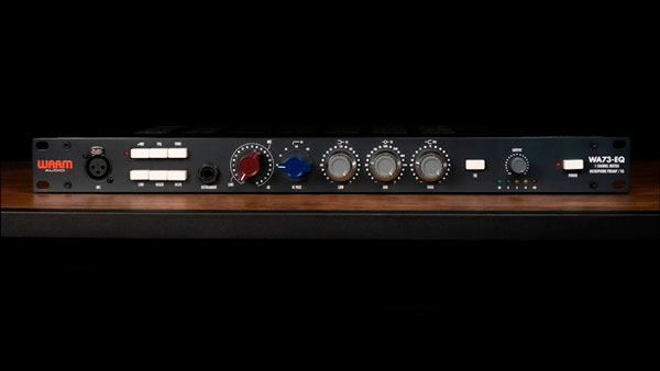 Warm Audio WA73-EQ vista frontal sobre fondo negro