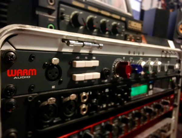Warm Audio WA73-EQ junto a otro equipamiento de audio rackeable