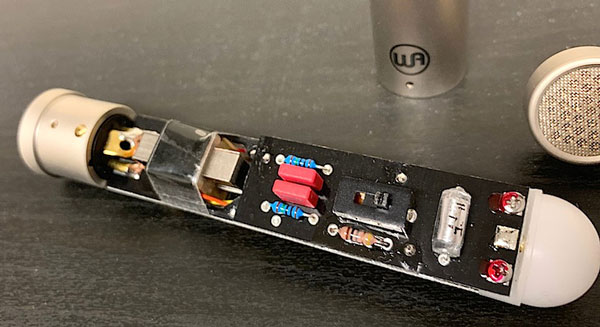 Warm Audio WA84 vista de componentes internos