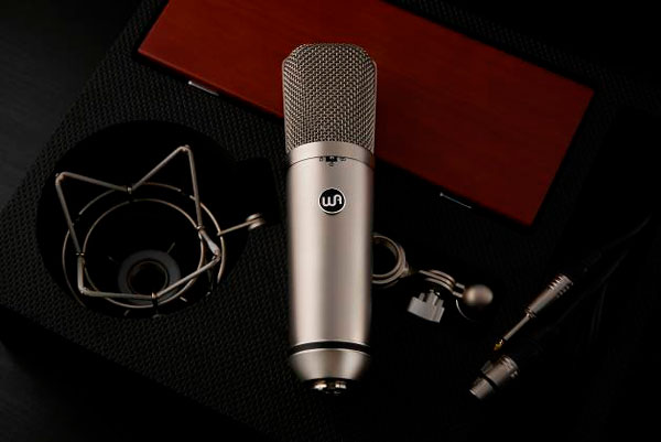 Warm Audio WA87 R2 en packaging junto a elementos incluidos