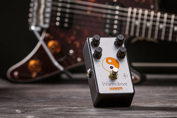 Warm Audio Warmdrive WA-WD en perspectiva junto a guitarra